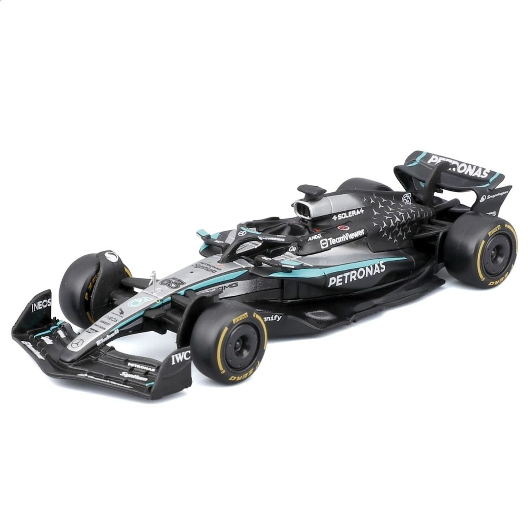Bburago 1:43 Mercedes W16 George Russell Pit Pass Diorama Playset