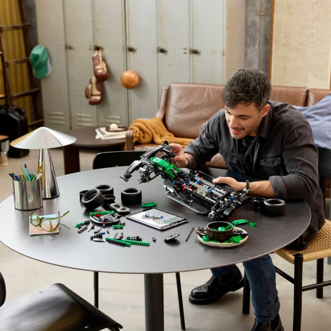 Lego 42240 Technic Aston Martin AMR25 F1 Car