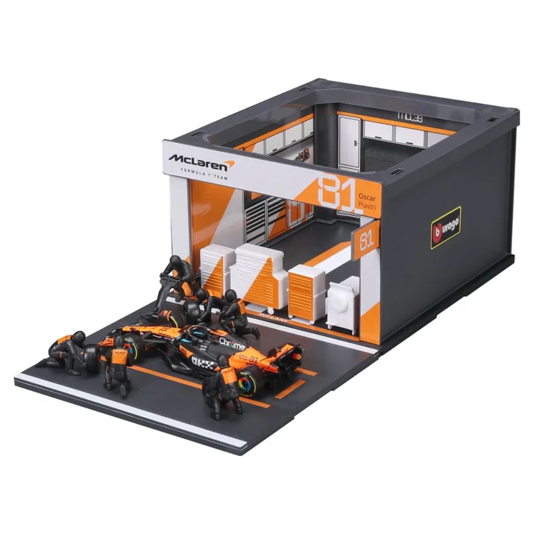 Bburago 1:43 McLaren MCL39 Oscar Piastri Pit Pass Diorama Playset
