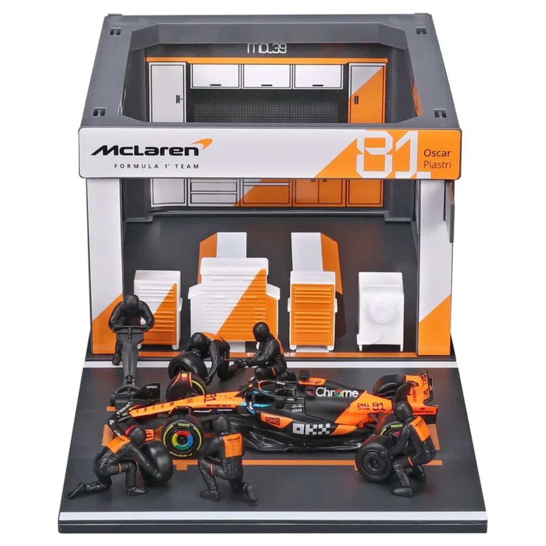 Bburago 1:43 McLaren MCL39 Oscar Piastri Pit Pass Diorama Playset