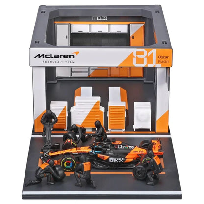 Bburago 1:43 McLaren MCL39 Oscar Piastri Pit Pass Diorama Playset